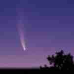 La queue d&#039;une comète ouvre souvent la voie, au lieu de traîner derrière