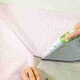 La préparation du dos des bandes façonnées en onglet - La nappe carrée en 4 étapes