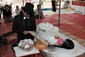 mariage original - Un thaïlandais épouse sa petite amie morte