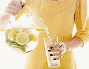Raisons pour lesquelles vous devez boire l’eau chaude citronnée le matin