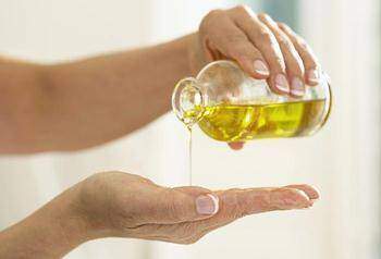 l-huile-d-olive-beauté-des-mains