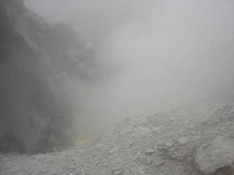 Dans la gueule de la Soufrière en Guadeloupe - Soufriere volcano in Guadeloupe