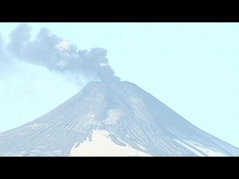Au Chili, le volcan Villarrica continue de gronder