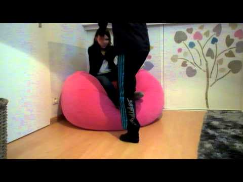Le pouf maudit.Marie et Margaux